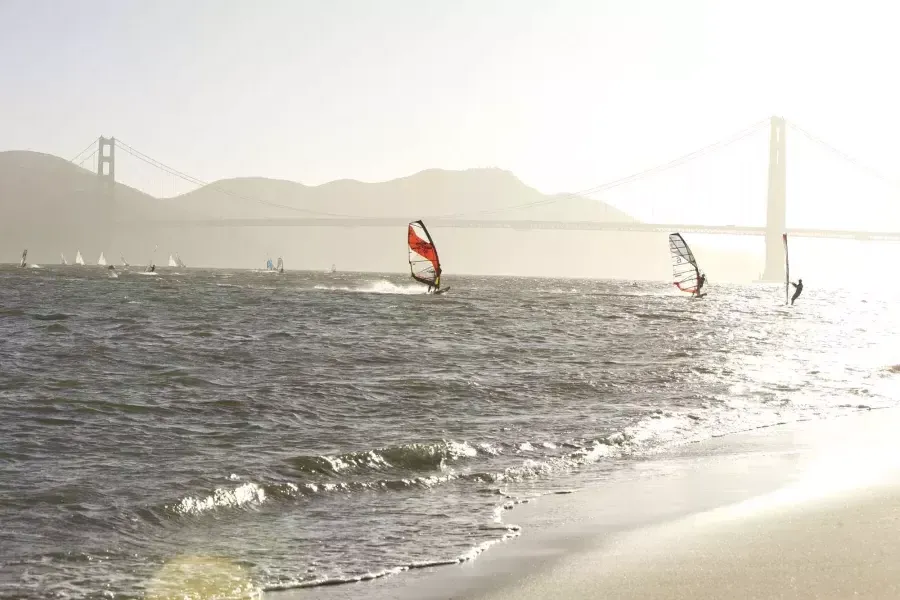 Windsurfers in the 贝博体彩app Bay just off Crissy Field.